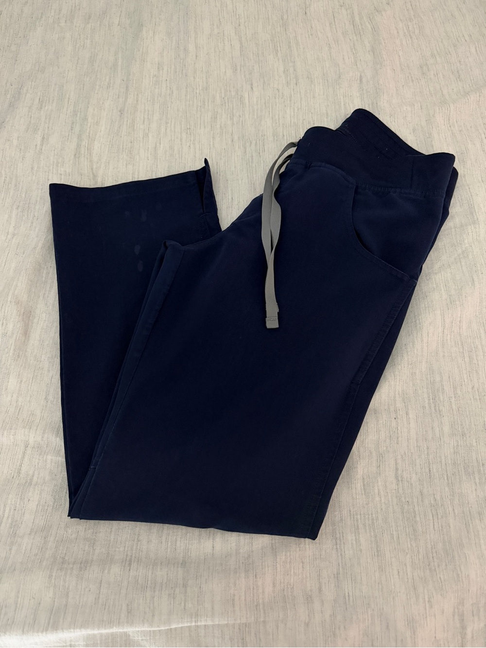 FIGS Women’s Kade™ Cargo Scrub Pants Navy Small Petite - Picture 2 of 9